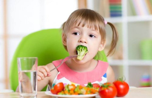 Criança comendo verduras