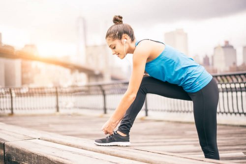 Mulher fazendo treinamento oclusivo e hipertrofia muscular