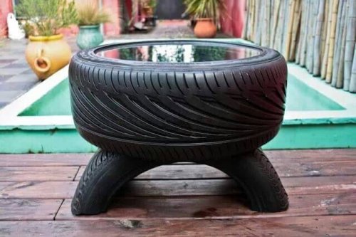 Pode usar um pneu velho para fazer uma mesinha