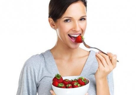 Mulher comendo morangos