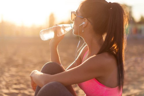 Moça bebendo água para perder peso