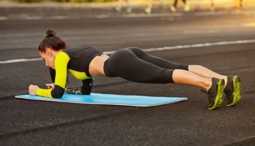 5 exercícios simples e caseiros para modelar o corpo