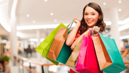 Mulher no shopping com sacolas de compras