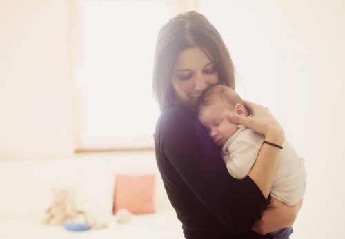 Mãe ninando seu bebê