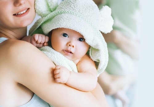 Mãe com seu bebê no colo