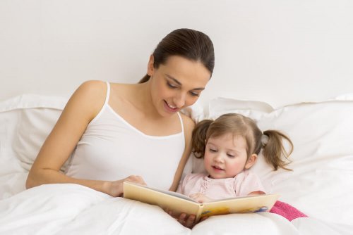 Mãe lendo para sua filha