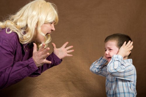 Mãe gritando com o filho