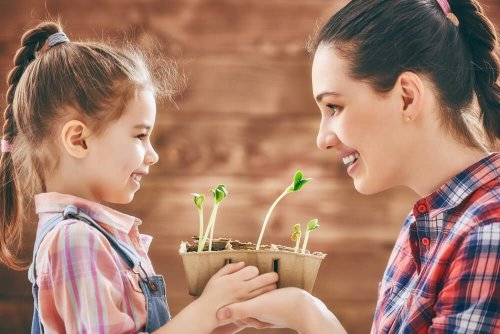 Filha com sua super mãe plantando