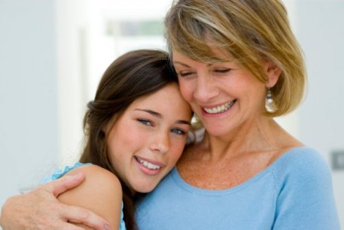 Mãe abraçando sua filha