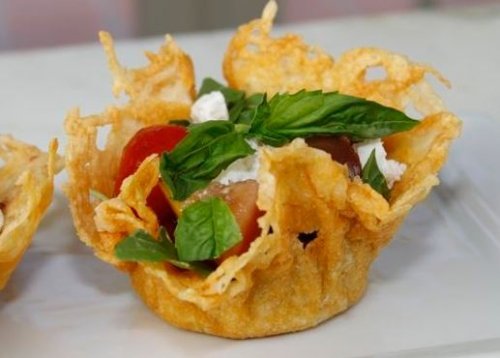 Cestinha de queijo parmesão