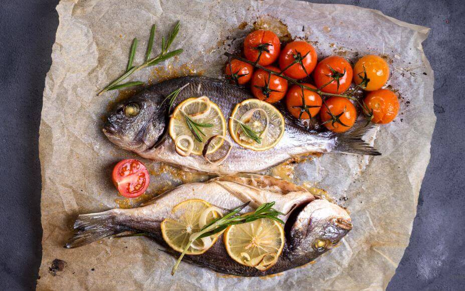 Prepare um requintado peixe assado em seus sucos Prepare um requintado peixe assado em seus sucos