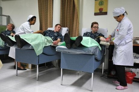 Pessoas doando sangue
