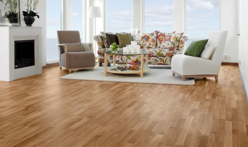 Sala com piso de madeira