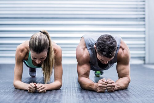 Casal fazendo plank para conseguir um abdômen plano