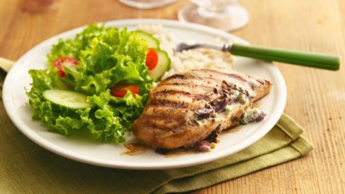 Peito de frango com salada e arroz