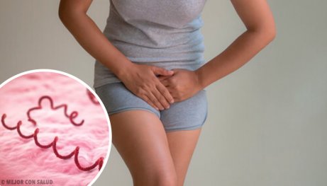Mulher com dor na região genital por causa da sífilis
