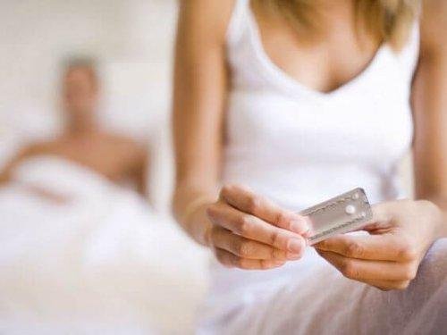 Mulher tomando pílula do dia seguinte