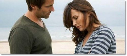 Casal conversando na praia