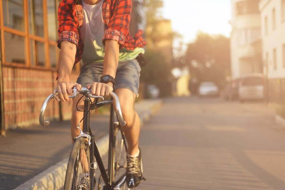 Rapaz andando de bicicleta