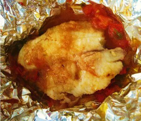 Peixe assado em seus sucos