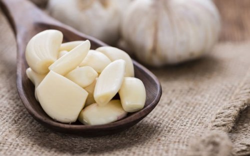 O alho é um remédio natural para tratar os fungos