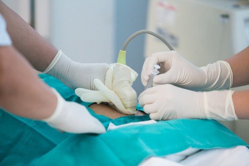 Perinatologista fazendo tratamento em grávida