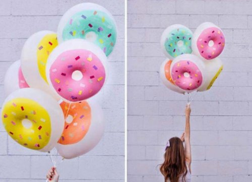 Decoração com balões em forma de donut