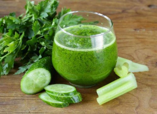 Suco verde de aipo e pepino