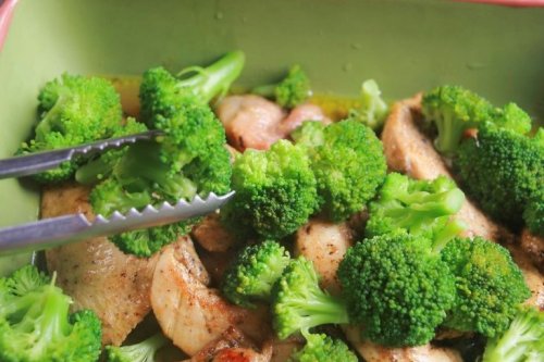 Salada de brócolis com frango
