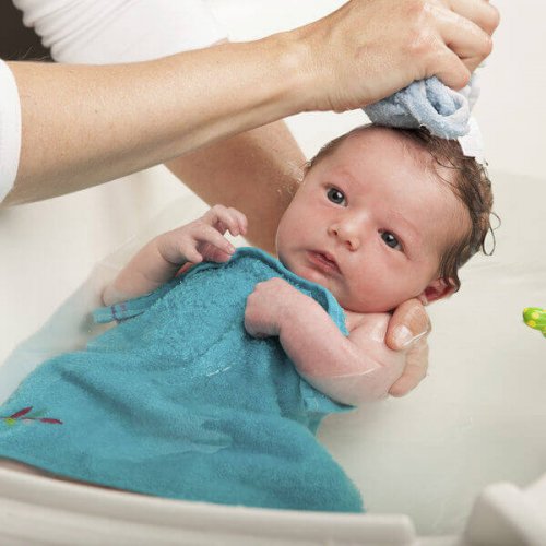 Mãe dando banho em seu bebê