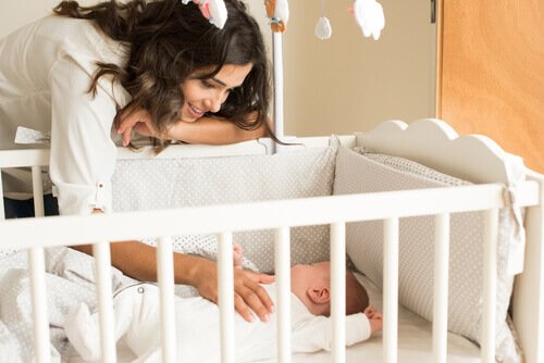 Mãe fazendo bebê dormir