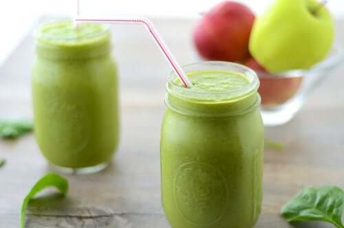 Os sucos naturais preparados com vegetais e frutas ricas em água, como a melancia, o tomate, o melão, a toranja, podem te hidratar e, ao mesmo tempo, favorecer sua função renal
