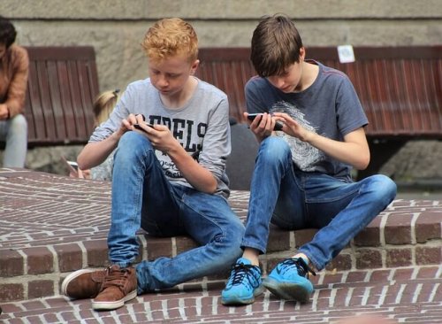 Crianças do século 21 com celular