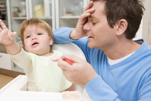 Pai do século XXI dando de comero ao filho