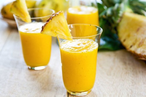 Vitamina de abacaxi, maçã e laranja pobre em calorias