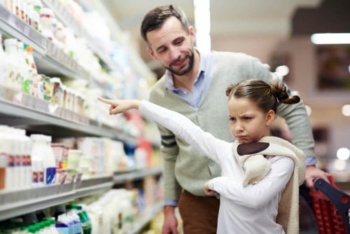 Pai do século XXI no supermercado com sua fILHA