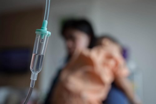 O que eu faço se meu filho beber água sanitária?