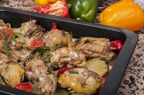 Receita deliciosa de frango assado com batatas e cenouras