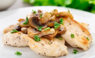 Receita para preparar filé de frango gratinado com cogumelos