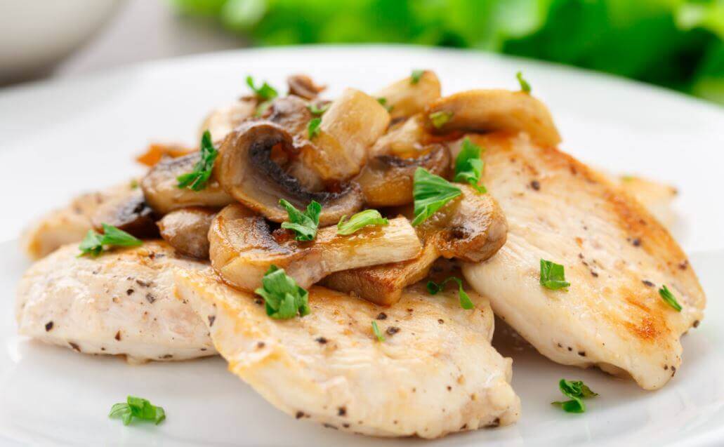 Receita para preparar filé de frango gratinado com cogumelos Receita para preparar filé de frango gratinado com cogumelos