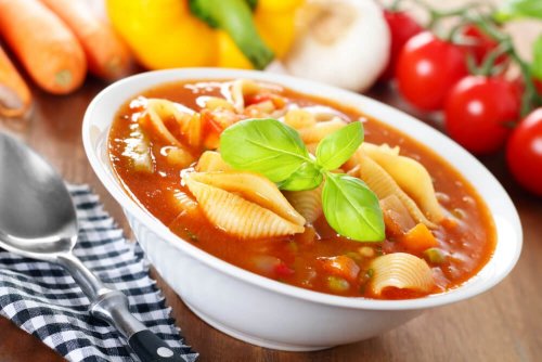 Sopa de urtiga, cogumelos e macarrão