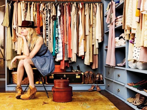 Mulher sentada em seu closet