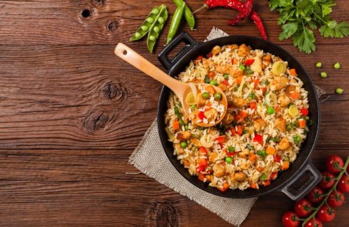 Delicioso arroz com frango e vegetais