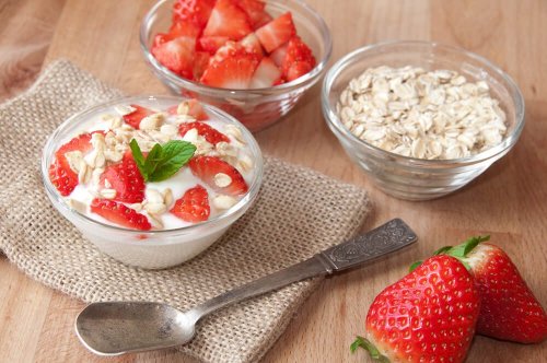 Aveia com fruta e iogurte