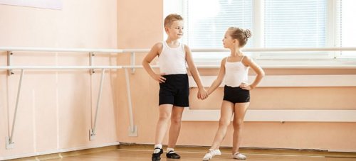 Crianças praticando balé