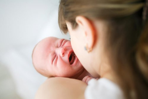 Nunca deve deixar de atender o seu bebê quando ele chorar