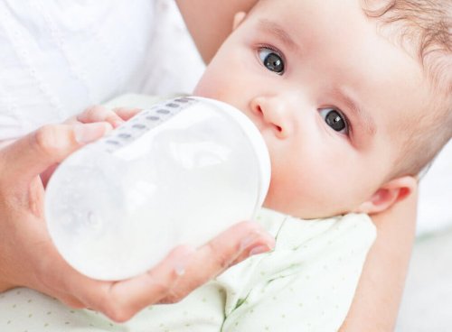 Bebê tomando mamadeira
