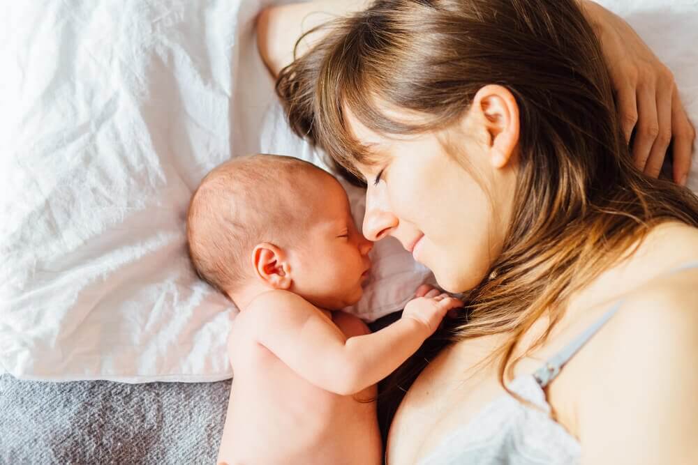 Bebê estrela e bebê arco-íris marcam uma maternidade diferente