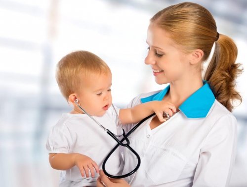 Bebê no colo do médico fazendo controle