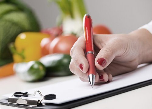 Nutricionista escrevendo
